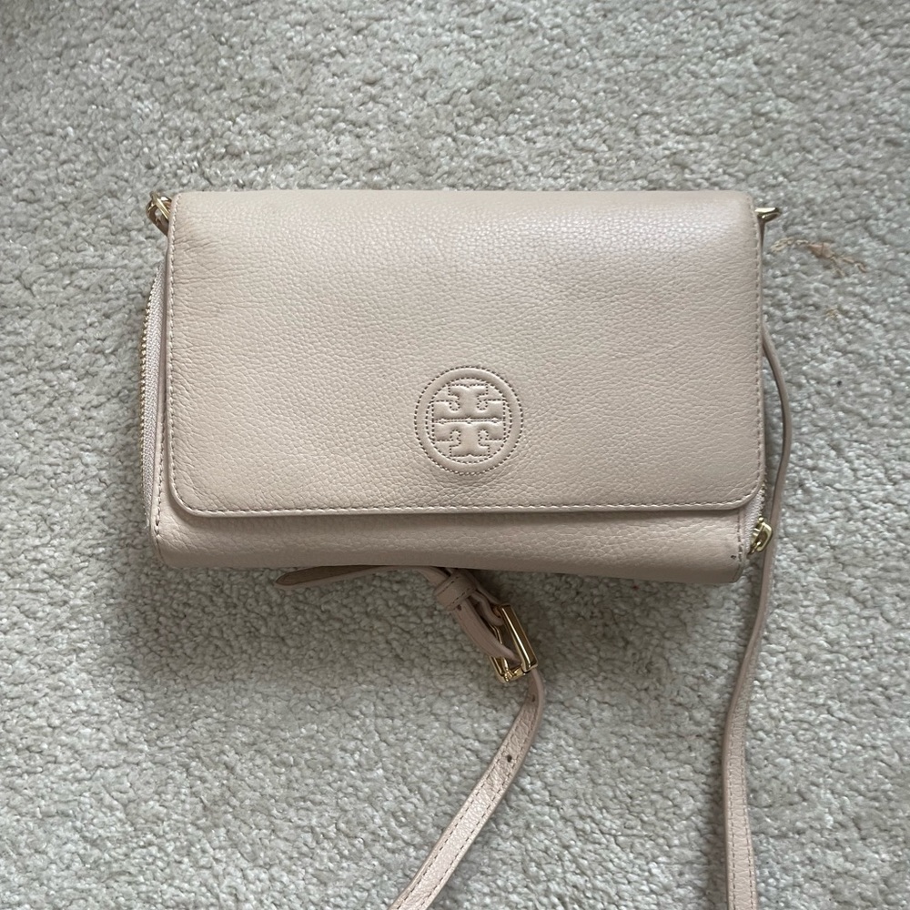 Tory Burch crossbody. Cream. Bombe flat wallet crossbody. Light oak color.